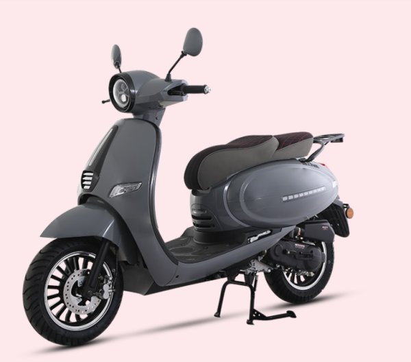 Преди единадесет години Piaggio започна своята лична битка за защита на Vespa от все по-чести имитации. Процесът за регистрация на &bdquo;триизмерния знак, съответстващ на формата на скутер Vespa&ldquo;, признат от Службата за интелектуална собственост на Европейския съюз, приключи през 2014 г. с приемането на искането. То не беше достатъчно, за да гарантира защитата. 

Седем години по-късно всъщност Службата за интелектуална собственост на Европейския съюз се споразумя с китайския гигант Zhejiang Zhongneng Industry Group, който започна производството на модели като F8, който имаше много повече от просто сходство. Жалбата до Съда на ЕС в края на ноември миналата година отмени присъдата, като потвърди, че &bdquo;доказателствата демонстрират отличителния характер, придобит от използването на търговската марка в целия Съюз&ldquo;. На тази основа китайската група, основана през 1987 г., няма да може да разпространява в Европа модели със стил, който обективно е твърде подобен на този на Vespa. 

На уебсайта Znen любопитно се посочва, че китайците са "успешно разработили серия от класически модели, включително "F8", в тясно сътрудничество с италианския производител на мотоциклети, който може да се похвали с над сто години производствен опит и е най-големият конкурент на Vespa в Италия и също има същата история като Piaggio".